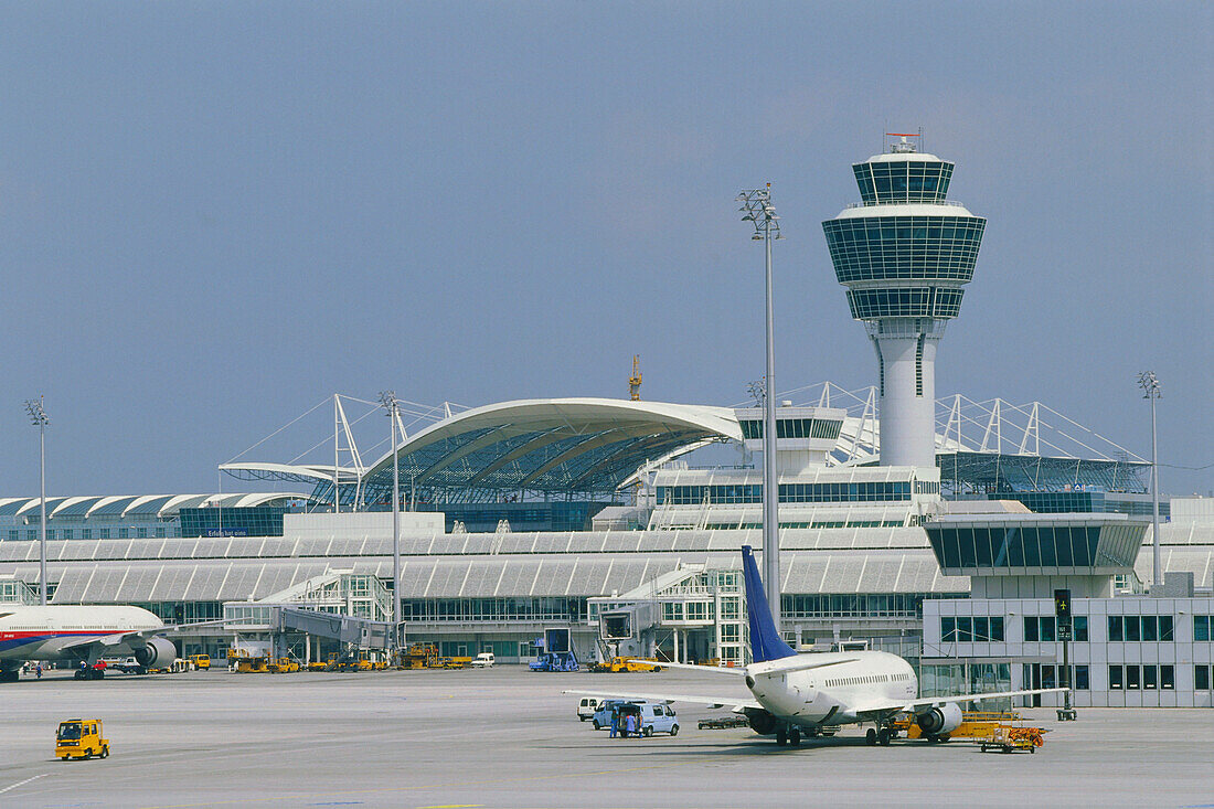 FJS Flughafen, Tower und neuer Terminal, München, Deutschland
