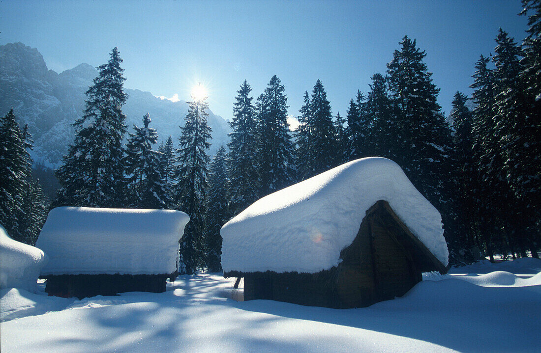 Verschneite Hütten, Bodental am Loiblpaß Kärnten, Österreich