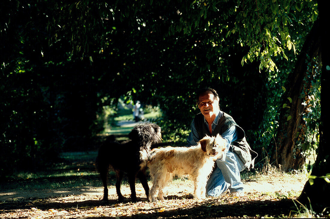Trueffelsucher Roberto Amisano mit, Hund Mora und Nero Piemont, Italien