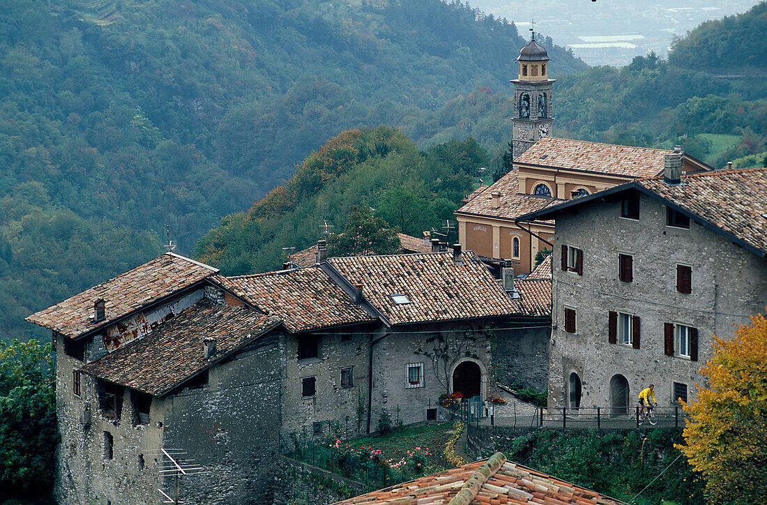Dorf Pranzo am Tennosee, Trentino, Italien