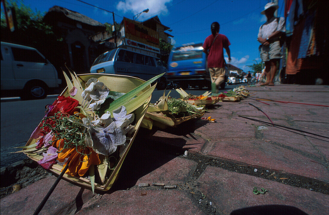 Opfergabe am Strassenrand, Ubud, Bali, Indonesien Stuertz 36