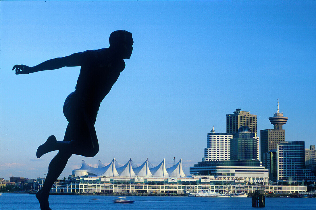 Harry Winston Jerome Statue, Canada Place im Hintergrund Vancouver, B.C., Kanada