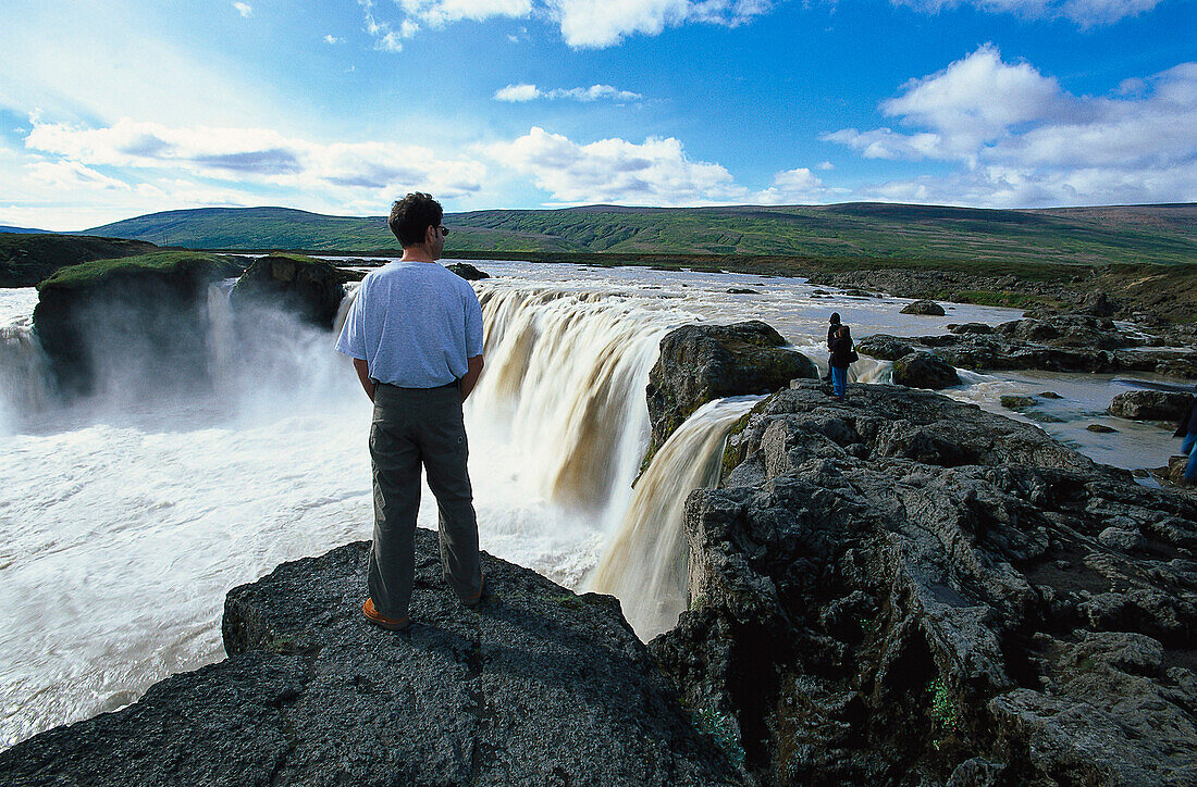 Man betrachtet den Wasserfall, Godafoss, Norden, Island