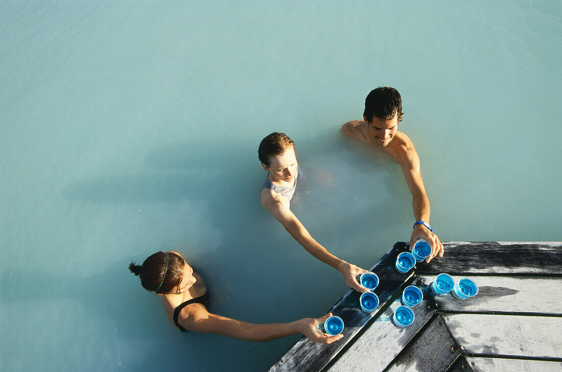 Besucher mit Cocktails, Thermal Freibad, Neue Blaue Lagune am Kraftwerk Grindavik, Island