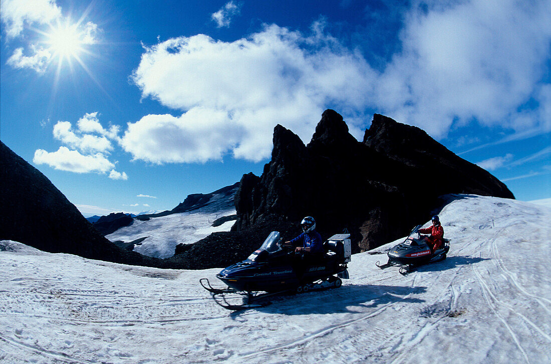 Snowmobilfahrer auf dem Brokarjökull, Einer Zunge des Vatnajökull Island