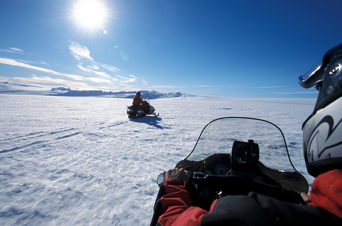 Motorschlitten auf dem Brokarjökull einer Zunge des Vatnajökull, Island