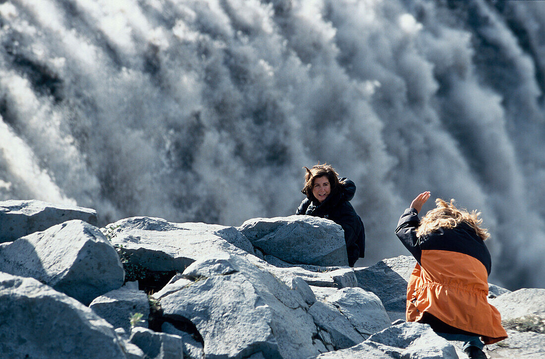 Touristen am Wasserfall Dettifoss, Norden Island