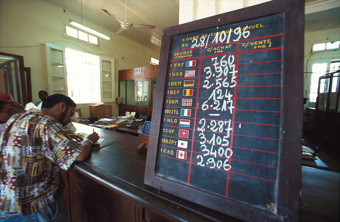 Menschen in der Bank, Wechselkurse, Morondava Madagaskar, Afrika
