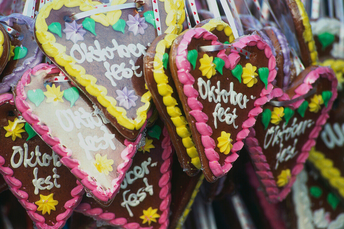 Nahaufnahme von Lebkuchenherzen, Oktoberfest, München, Bayern, Deutschland