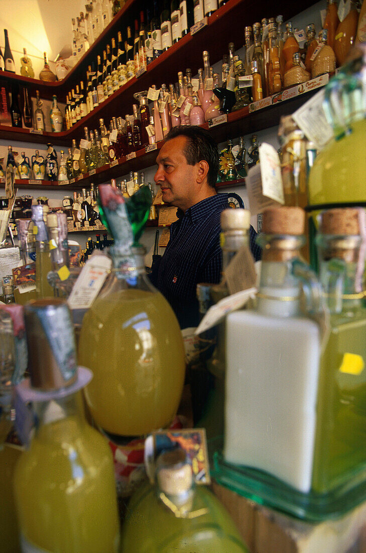 Spirituosenladen in Amalfi, Zitronenlikör Limoncello, Kampanien, Italien