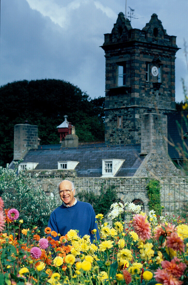 Michael Beaumont im Garten seiner, Seigneurerie Sark, Kanalinseln, Großbritannien
