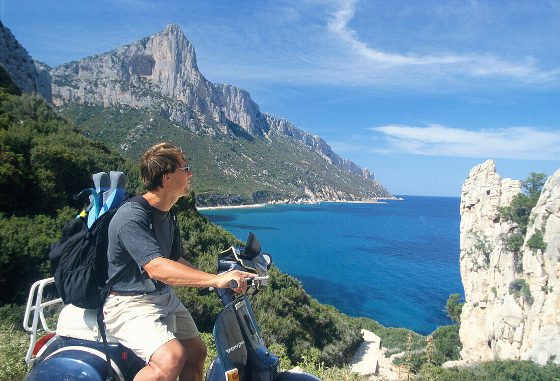Vespafahrer, Punta Pedra Longa, Baunei, Ostkueste Sardinien, Italien