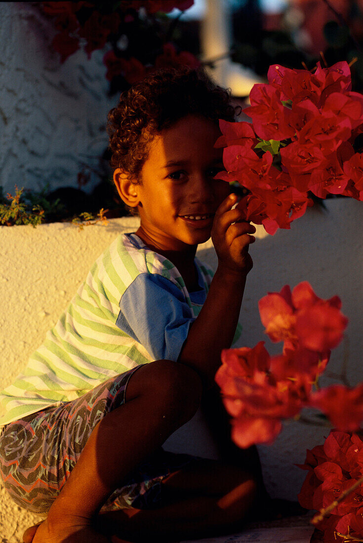 Antillianischer Junge, Blumen, Bonaire Niederlaendische Antillen