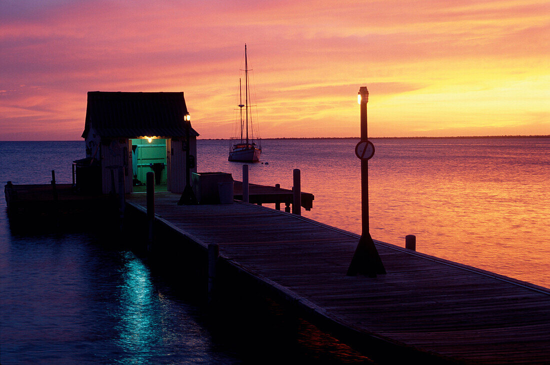 Steg des Divi Flamingo, Abendlicht, Bonaire Niederlaendische Antillen