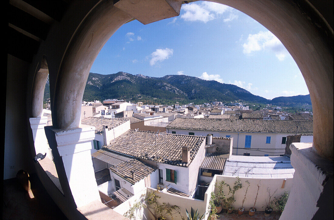 Blick ueber die Daecher von Andratx, aus Ferienwohnung Mallorca, Balearen, Spanien