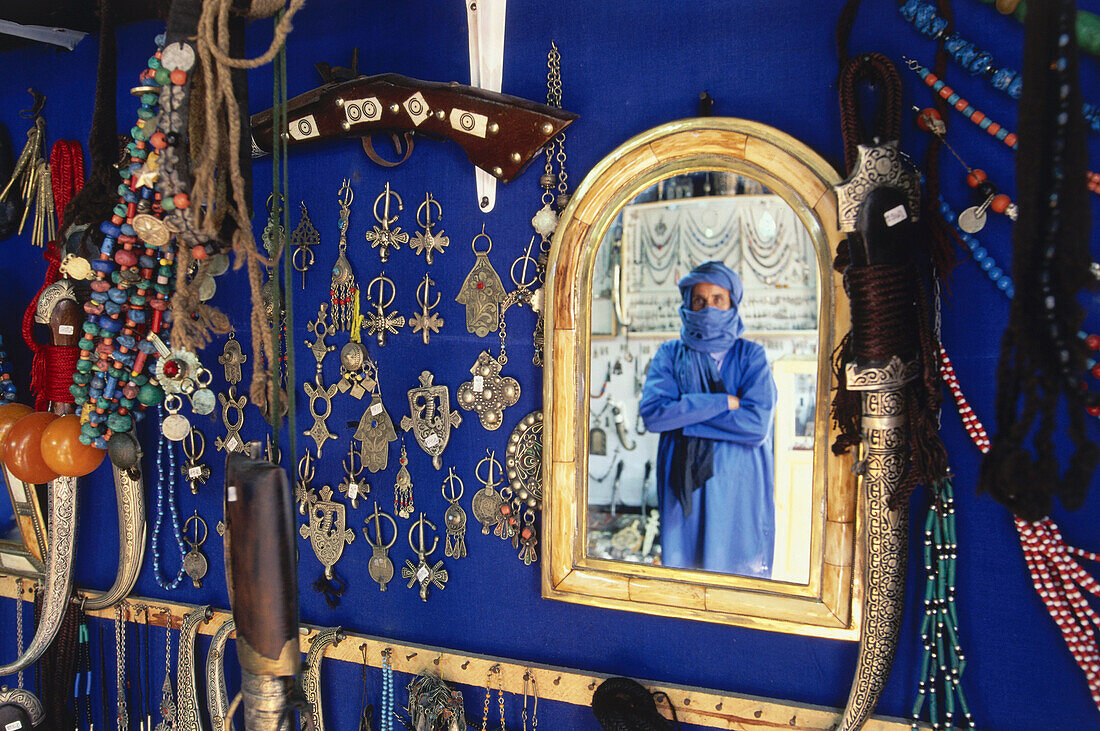 Spiegelung von Mohamed Jallali in seinem Laden, Essaouira, Marokko