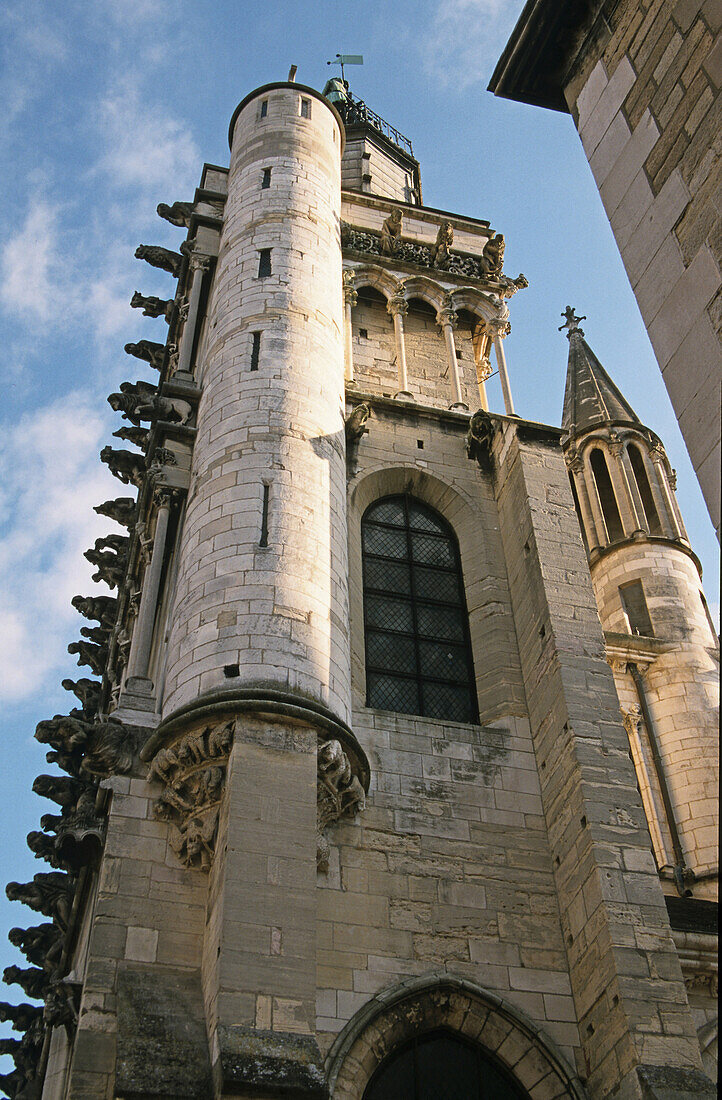 Die Kirche Notre Dame unter blauem Himmel, Dijon, Burgund, Frankreich