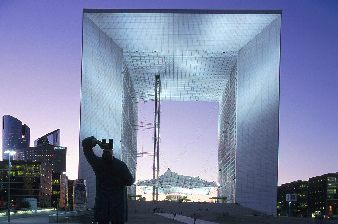 Grande Arche, La Défense, riesiger Betonwuerfel mit Bueroraeumen Paris