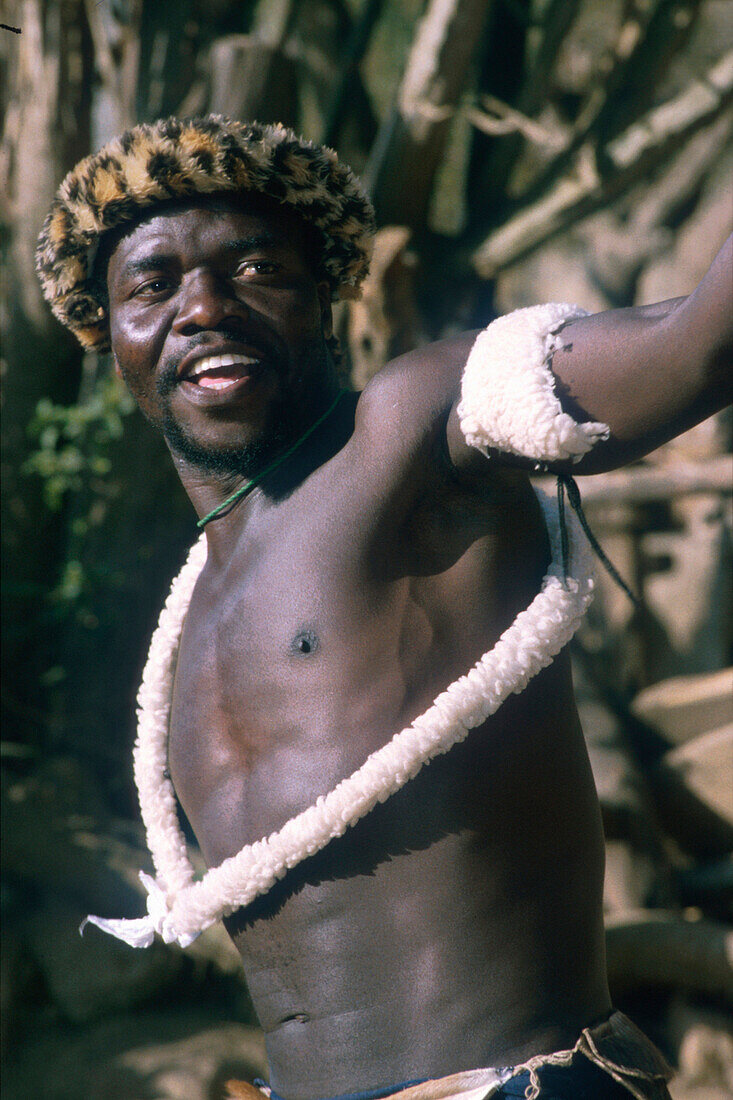 Zulu in Kriegstracht, Eshowe, Natal Suedafrika