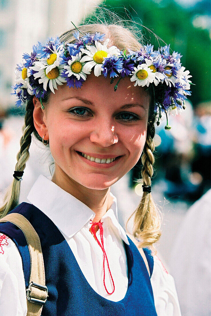 Yunge Frau in Tracht auf Volksfest, Tallinn, Estland