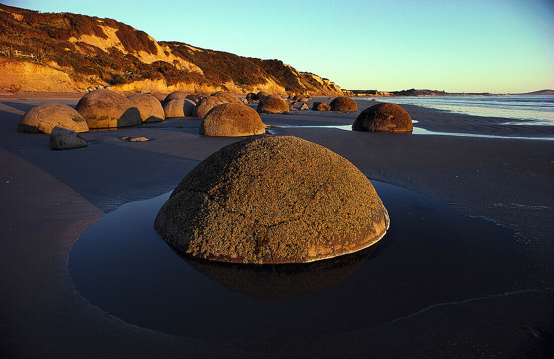 Moeraki Boulders bei Dunedin, Südinsel, Neuseeland