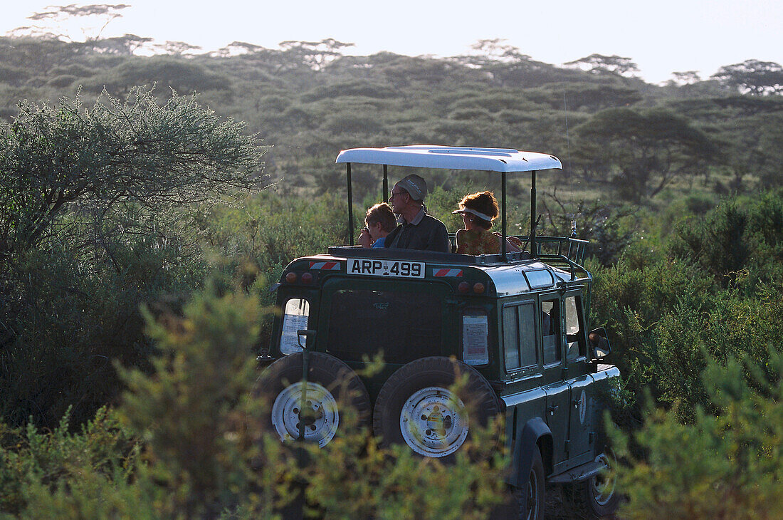 Safari Jeep mit Touristen, Safari, Serengeti Nationalpark, Tansania, Afrika