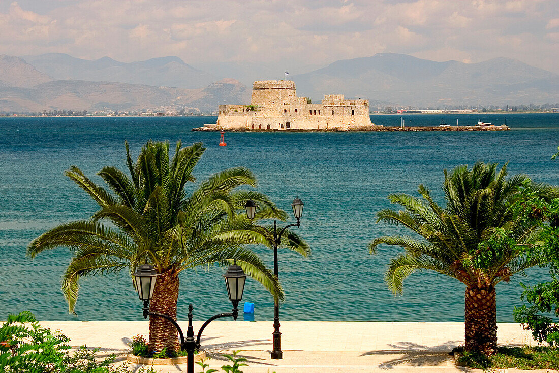 Bourtzi Festung, liegt auf einer kleinen Insel vor der Hafeneinfahrt, venetian castle, Nafplio, Peloponnes, Griechenland