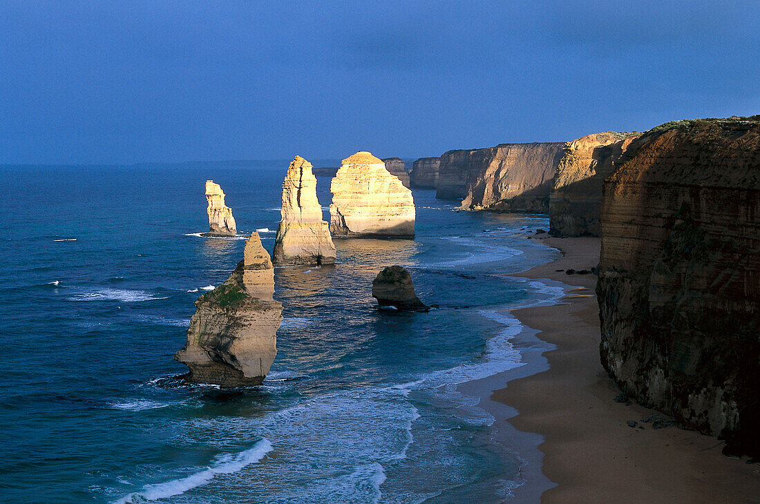 Twelve Apostels, Limestone cliffs, Port Campbell NP, Great Ocean Road, Victoria, Australia, ACHTUNG: Ein Felsen - im Vordergrund - steht nicht mehr !