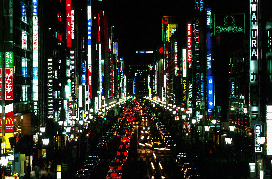 Ginza, Neonreklame in der Nacht Straßenverkehr, Tokyo, Japan