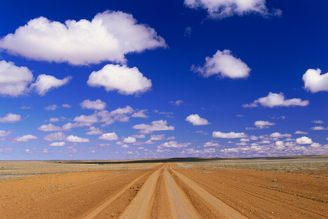 gerade Straße in trockener Ebene, Tibooburra, New South Wales, Australien