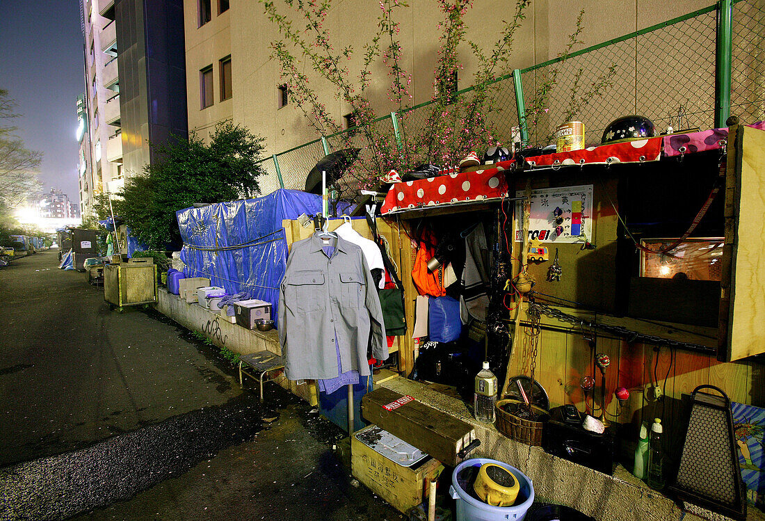 Homeless, living boxes in Tokyo-Shibuya, Japan, Homeless boxes in a back lane at the rear of a hotel in Shibuya, the man lives in a self made shelter, architecture of cardboard boxes, blue fabric sheets Obdachlose, notdürftige Schutzbauten, Pappkarton-Arc