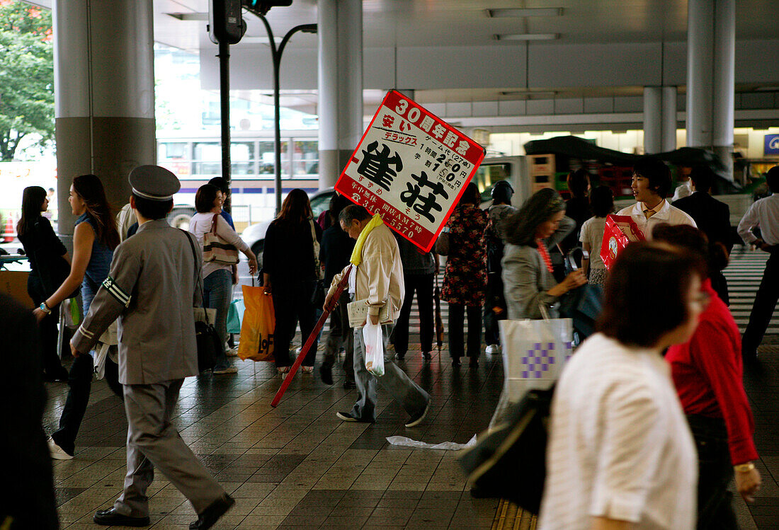 Homeless, Tokyo, Japan, Low paid day jobs for homeless, carrying advertising during rush hour, Shibuya Station Obdachlose, notduerftige Schutzbauten, Pappkarton-Architektur, Plastikplanen, Slum, Obdachlosigkeit, Randgruppe, Astronomical high rents have ca