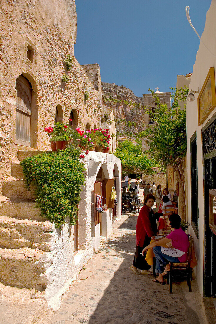 Straßencafe in der Mittelalterliche Stadt Monemvasia, Lakonien, Peloponnes, Griechenland