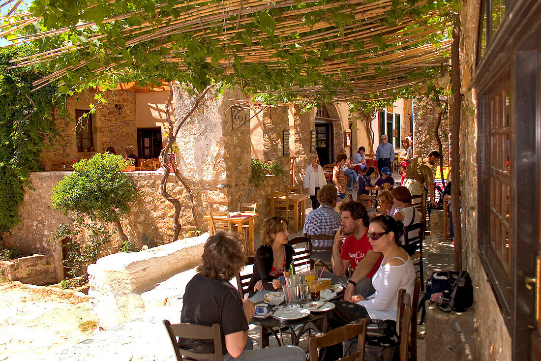 Straßencafe in der mittelalterlichen Stadt Monemvasia, Lakonien, Peloponnes, Griechenland