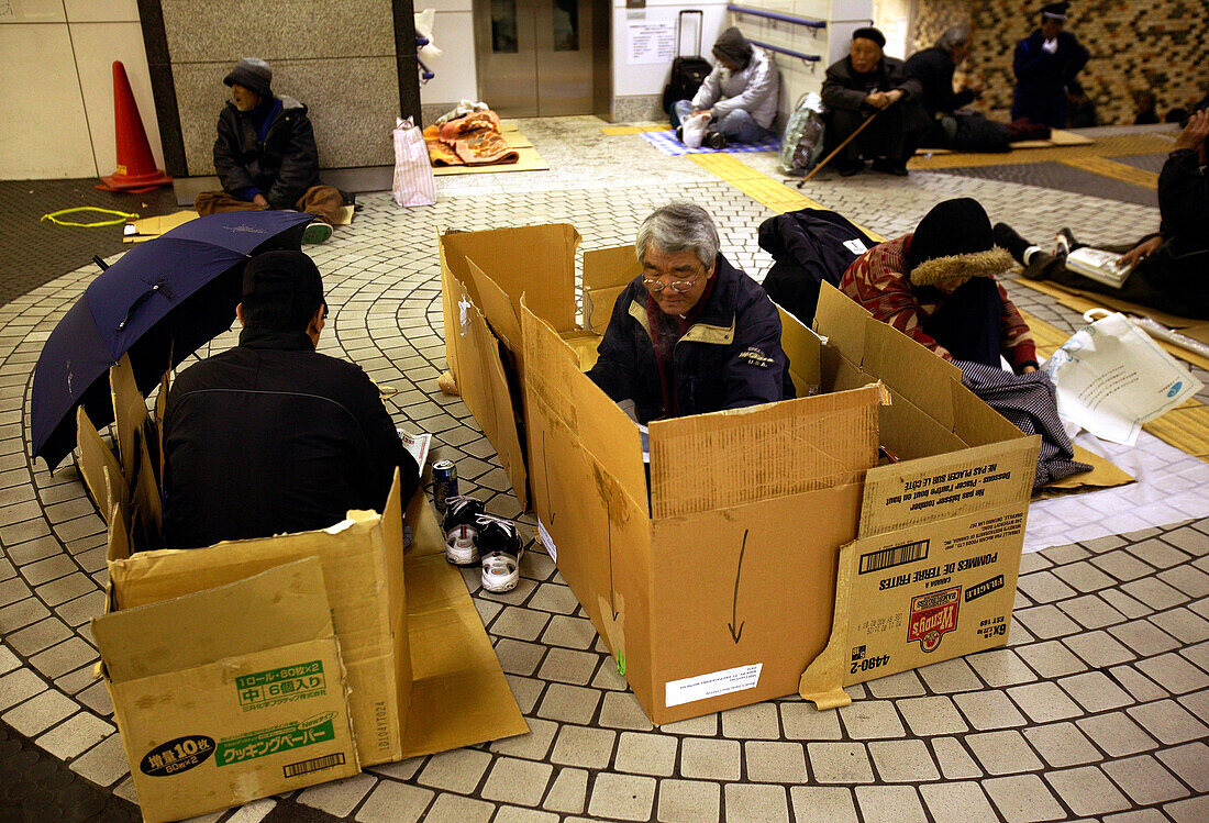 Homeless, living boxes in Tokyo, Japan, Overnight temporary shelter of homeless people in Shinjuku Subway Station, sleeping in cardboard boxes, permitted only between 11 p.m. and 5 a.m. U-Bahn-Station Shinjuku Obdachlose, notduerftige Schutzbauten, Pappka
