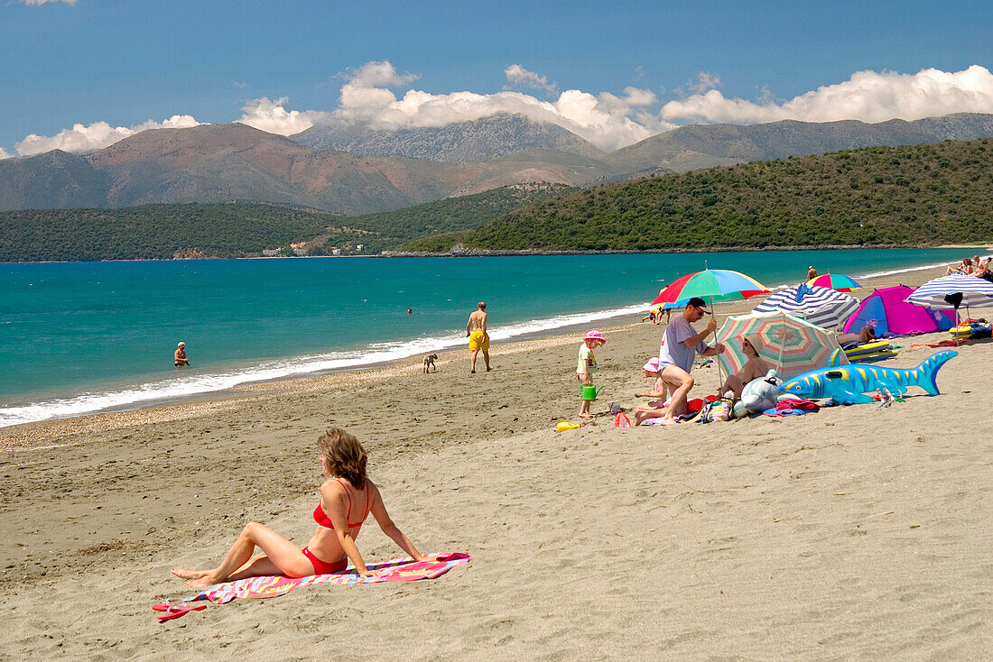 Leute am Strand, Strand in der Nähe von Gythio, Peloponnes, Griechenland
