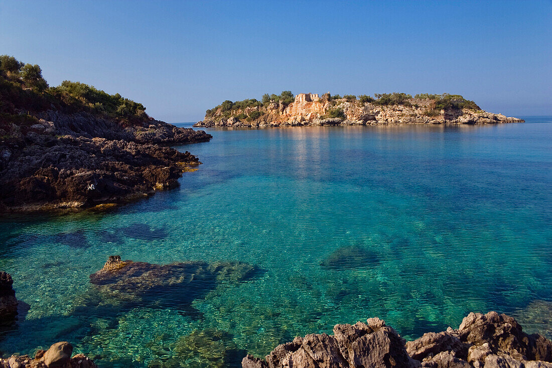 Bucht und Insel in der Nähe von Kardamyli, Peloponnes, Griechenland, Europa