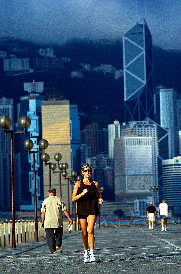Joggerin am Hafenpier, Hafen, Hongkong China