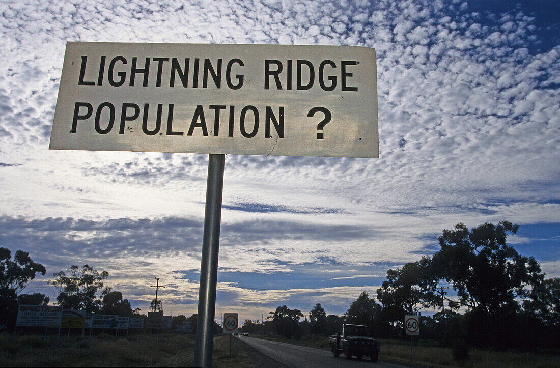 Lightning Ridge population sign, Australien, NSW, The population of Lightning Ridge an opal mining township, is unknown The town known as The Ridge is near the Queensland border Unbekannte Einwohnerzahl auf Strassenschild eines Opalgraeberorts