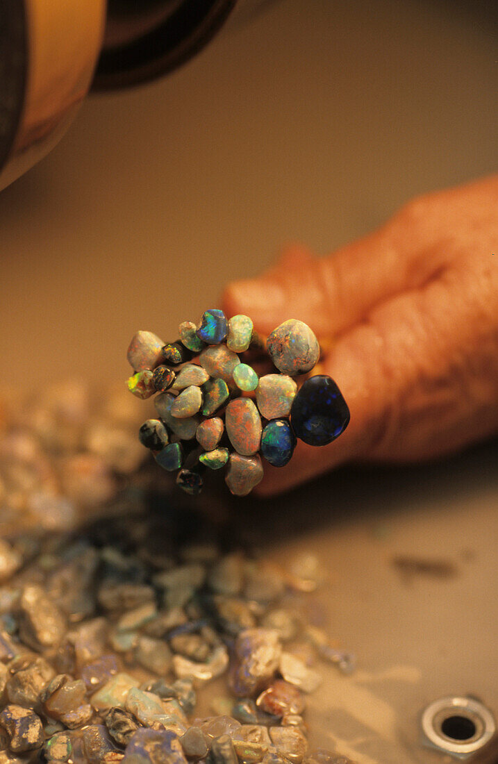 Polishing opal stones, Lightning Ridge, Australien, NSW, Opalschleiferei. Polishing and washing opals The town known as The Ridge is near the Queensland border The opal is Australia's national stone
