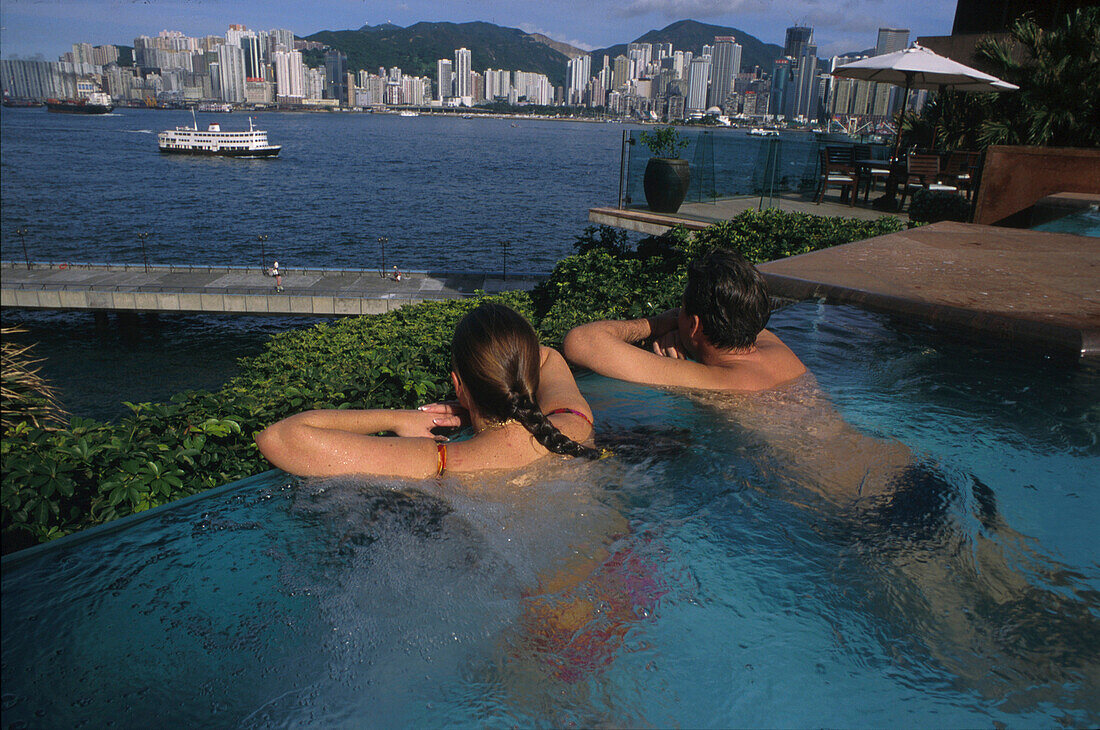 Im Pool vom Regent Hotel, Tsimshatsui Hongkong, China