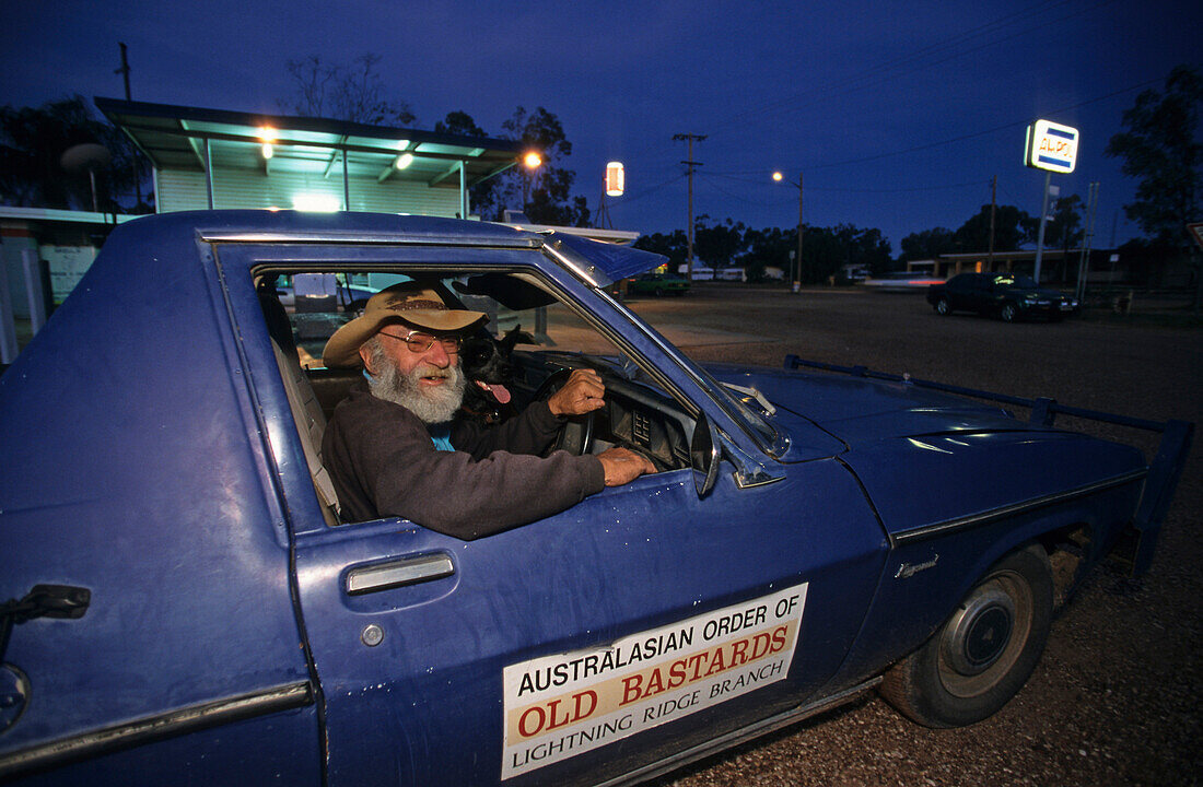Local character, in car, Lightning Ridge, Australien, NSW, Local. Old opal miner, character, The town known as The Ridge is near the Queensland border. Locals live an alternative bush lifestyle