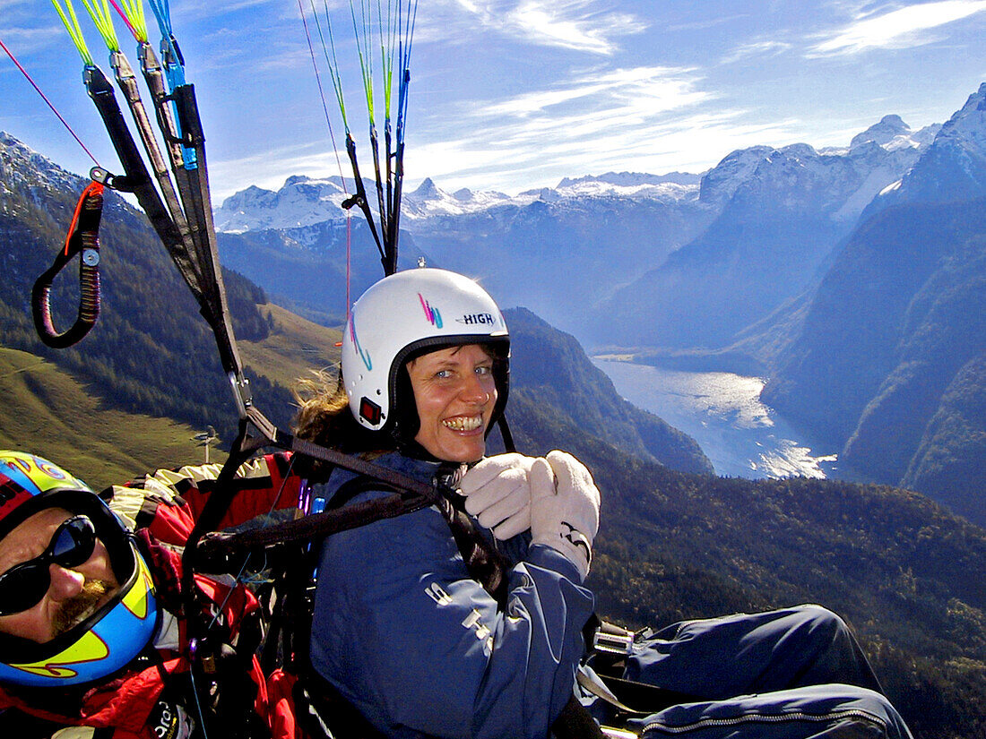 Paragliding, tandem-flight, woman, pilot, Koenigsse, Gleitschirmflug, Tandemflug, Koenigssee, Berchtesgaden, Oberbayern, Deutschland Paragliding, Upper Bavaria, Germany