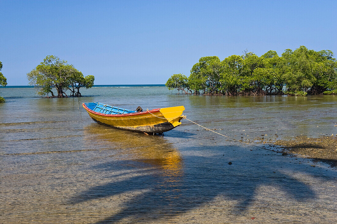 Fischerboot in Mangroven, Süd-Andaman, Andamanen, Indien