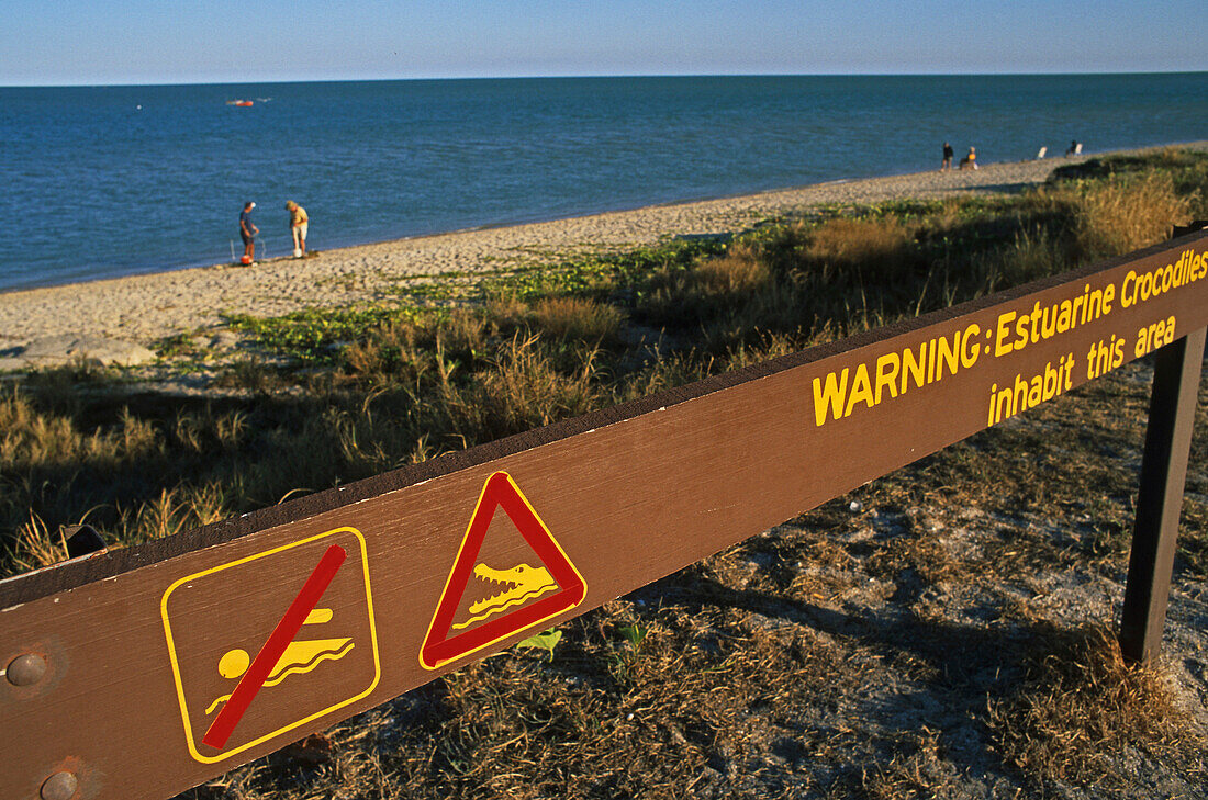 Crocodile warning sign, Karumba, Australien, Australia, Qld, Warning sign on the beachfront as estuarine crocodiles infest the Gulf of Carpentaria Warnschild wegen Leistenkrokodile