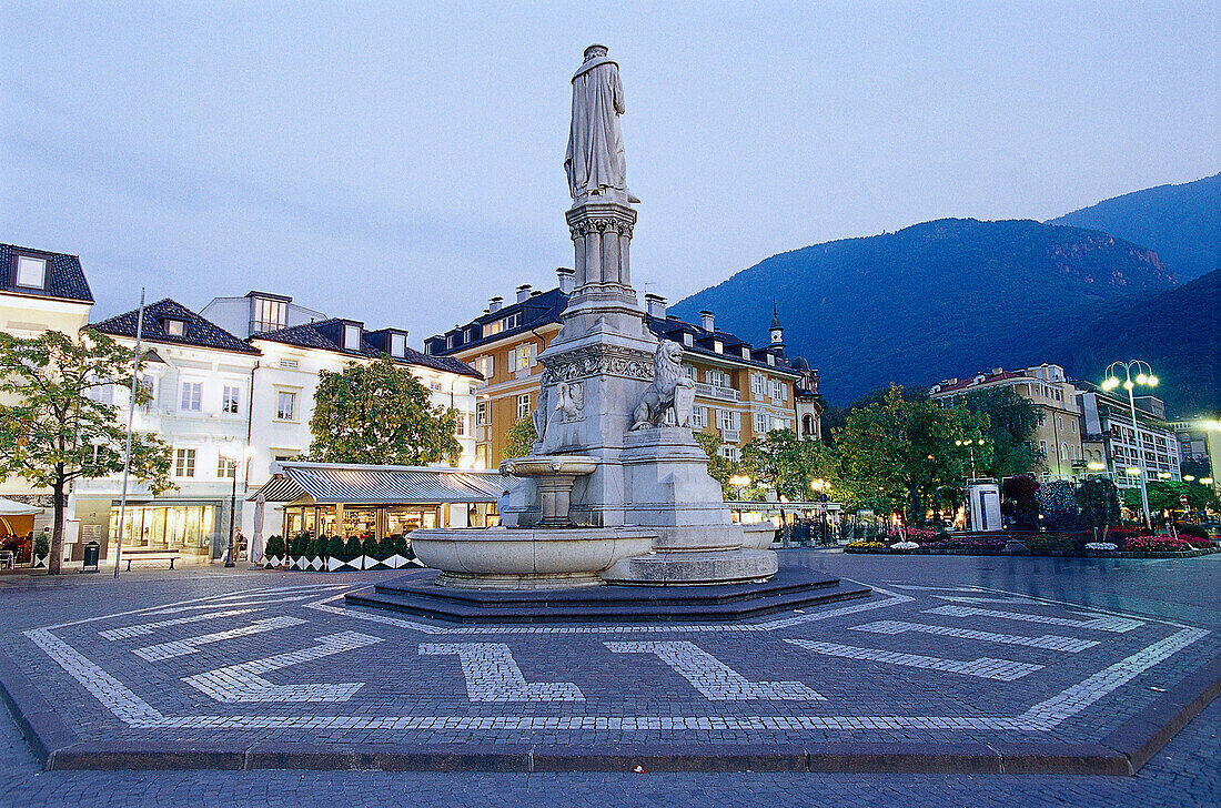 Fountain at Waltherplace at dusk, Bozen, South Tyrol, Italy, Europe