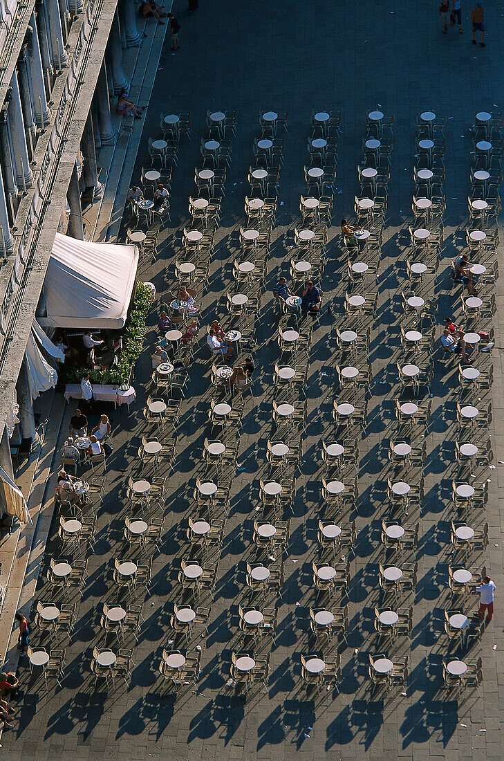 Gleichmässig angeordnete Tische des Strassencafes Florian in Venedig, Italien