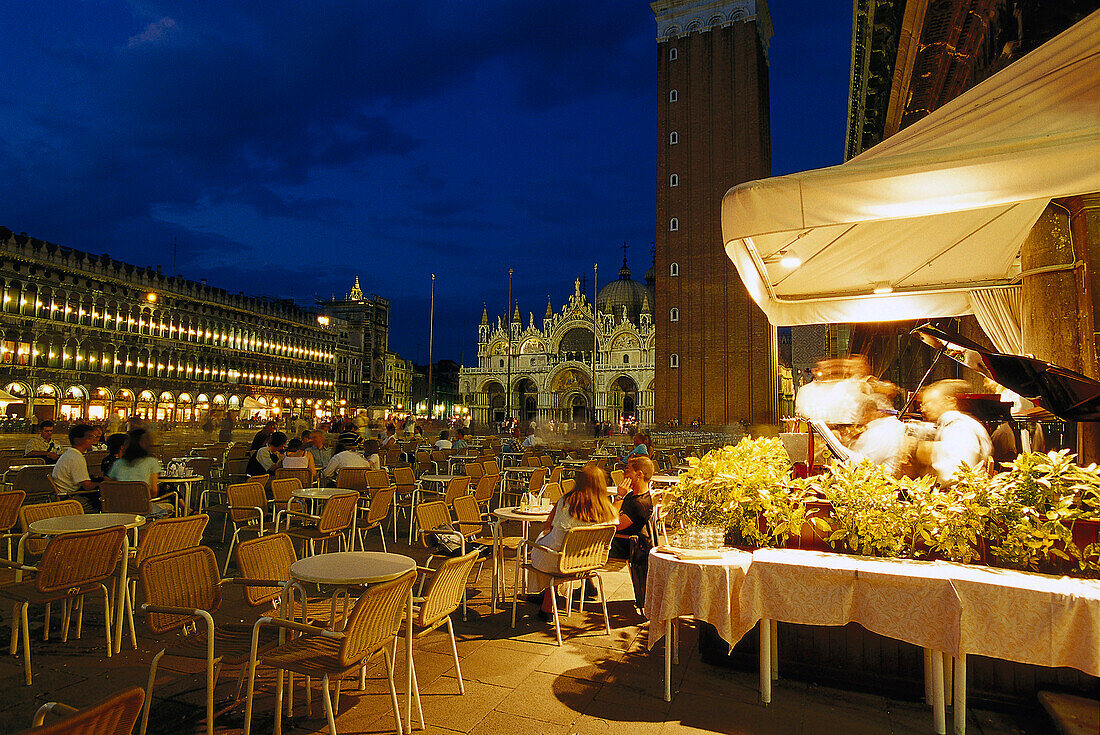 Café Florian mit Blick auf die Markuskirche in Venedig, Italien
