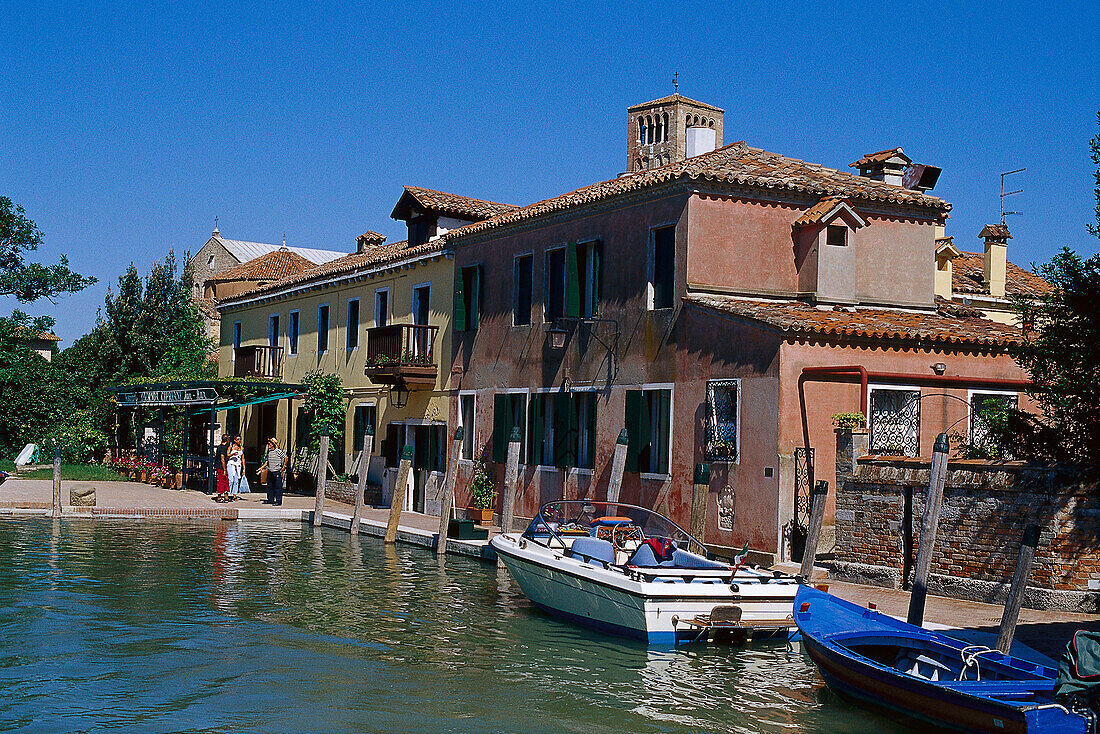 Restaurant Cipriani an einem Kanal im Sonnenlicht, Torcello, Venedig, Italien, Europa