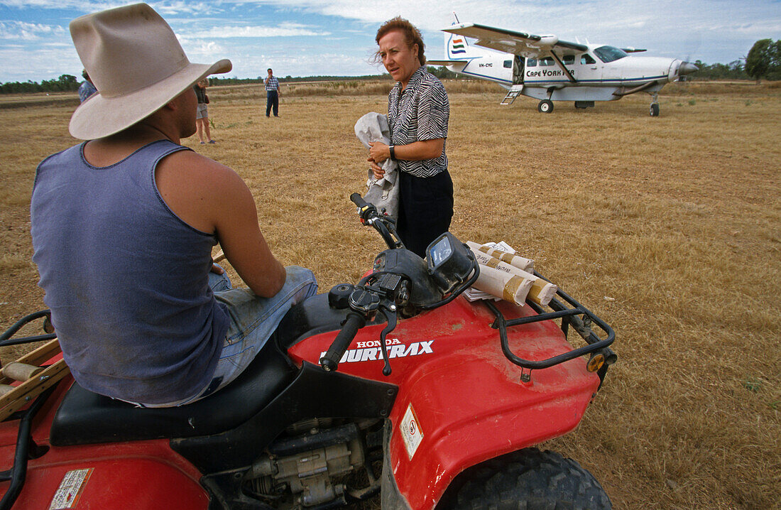 Mann und Frau reden vor dem Postflug, Kap York Halbinsel, Queensland, Australien